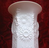 VAZA PORTELAN MAT BISCUIT CU DECOR FLORAL IN RELIEF 22.5 CM