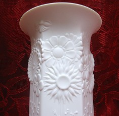 VAZA PORTELAN MAT BISCUIT CU DECOR FLORAL IN RELIEF 22.5 CM foto