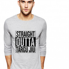 Bluza barbati gri cu text negru - Straight Outta Targu Jiu - L