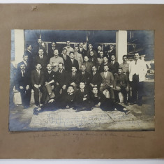 FOTOGRAFIE DE GRUP CU MAESTRII MILITARI IN CIVIL , ABSOLVENTII UNEI SCOLI DE APROFUNDARE , 1925