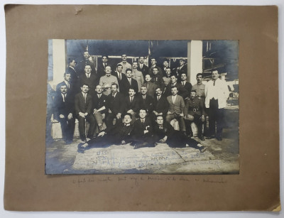 FOTOGRAFIE DE GRUP CU MAESTRII MILITARI IN CIVIL , ABSOLVENTII UNEI SCOLI DE APROFUNDARE , 1925 foto