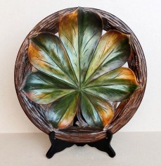 Aplica tip farfurie decorativa din lemn sculptat si decupat in forma de frunza si vopsit manual