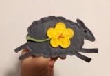 Brosa fetru oaie / oita gri cu floare galbena, cca 11x6cm