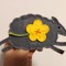 Brosa fetru oaie / oita gri cu floare galbena, cca 11x6cm