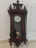 Pendula,ceas de perete antic marca Junghans german ,bătăi pe arc de rezonanță la ore fixe și jumatati ,cutie cu sculptura deosebita