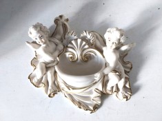 Obiect de corativ cu 2 ingeri si un bazin mic pentru apa sfintita, Resinart Bagni di Lucca Italy, 22x20cm, cu agatatoare pentru perete