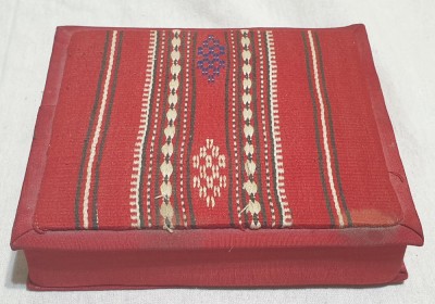 Bomboane fine de ciocolata ILEANA cutie cu motive nationale material textil 1978 foto