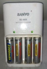 Incarcator SANYO 4 acumulatori AA + 4 acumulatori Ni-MH
