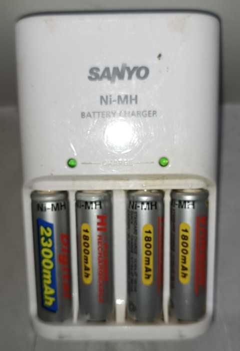 Incarcator SANYO 4 acumulatori AA + 4 acumulatori Ni-MH