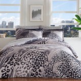 Cumpara ieftin Lenjerie Berio Gri cu 2 cearsafuri de Pilota (Satin Deluxe)