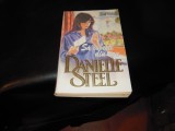 Cumpara ieftin LOT de 2 carti DANIELLE STEEL: Sa iubesti din nou si Caleidoscop, stare BUNA