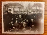 2 fotografii cu grupuri de bărbați