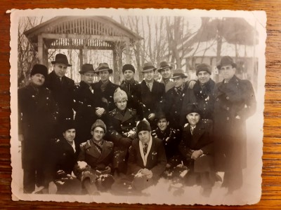 2 fotografii cu grupuri de bărbați foto
