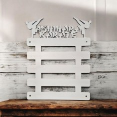 Suport centuri karate personalizat &ndash; HDF alb, pentru 5 centuri