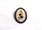 Brosa Sticla cu Flori Galbene Verzi, Bijuterie Ovala Femei, Cadou Floral Elegant, 50x40mm