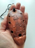 DD- Ocarina de lut, Romania, motiv decorativ vioara, 8 orificii, 11 cm