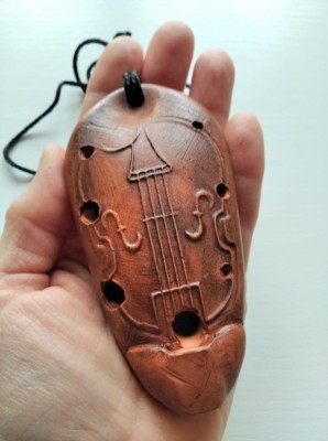 DD- Ocarina de lut, Romania, motiv decorativ vioara, 8 orificii, 11 cm foto