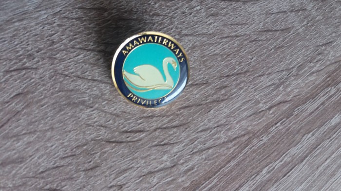 QW9 N8 21 - insigna - tematica caritate - Amawaterways - privilege