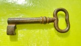 F853-I-Cheie Poarta veche anii 1900 metal masiv fier stare F.B. groasa, solida.