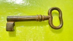 F853-I-Cheie Poarta veche anii 1900 metal masiv fier stare F.B. groasa, solida.
