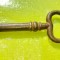 F853-I-Cheie Poarta veche anii 1900 metal masiv fier stare F.B. groasa, solida.