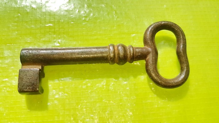 F853-I-Cheie Poarta veche anii 1900 metal masiv fier stare F.B. groasa, solida.