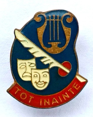 INSIGNA PIONIER TOT INAINTE A CERCURILOR SI FORMATIILOR CULTURAL ART PIONIERI foto