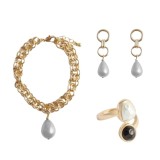 Cumpara ieftin Set inel, bratara si cercei Avon Lestari , bijuterii elegante aurii cu perle decorative, rafinate si feminine, ideale pentru ocazii speciale si cadour