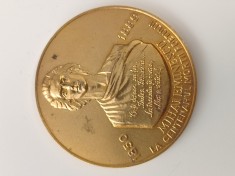 medalie Centenarul mortii lui Mihai Eminescu 1889-1989 . Verso , inscriptia ,, La Putna ,cu pamant din toate regiunile Romaniei , anul 1871 ,, URNA