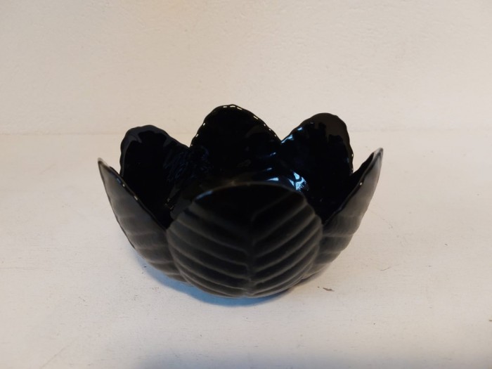 Bol de sticla neagra, in forma de frunze, 13cm diametru