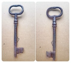 D647-Chei vechi metal pt. Porti de casa stare buna modele frumoase. PRET PE BUCATA. Dupa poze sunt numeroate cu marimile lor.