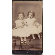 Fotografie tip CDV - perioada interbelica, reprezentand doi copii