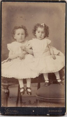 Fotografie tip CDV - perioada interbelica, reprezentand doi copii foto
