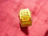 Insigna RSR 1968-1988 CISG - CCE - Curtea Comerciala Europeana , h=2cm , metal