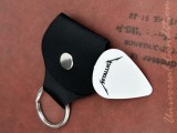 Breloc din piele cu pana de chitara Metallica &ndash; rock, punk, biker