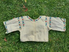 Ie veche brodata de mana, model cu flori, pe panza subtire de fibre naturale