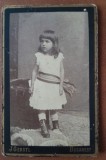 Fotografie tip CDV, fetita cu esarfa la brau, inceput de secol XX