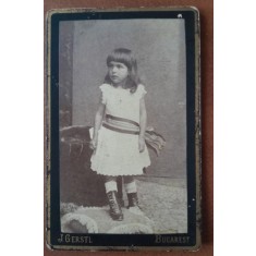 Fotografie tip CDV, fetita cu esarfa la brau, inceput de secol XX