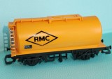 Vagon cisternă Hornby RMC portocalie, combustibil petrochimice PCA Made in China scara OO 1:76 garnitură plastic două osii feroviare tren TTA Rails Q