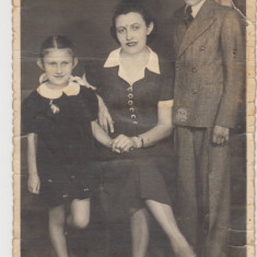 M5 B64 - FOTO - FOTOGRAFIE FOARTE VECHE - mama cu copii - anii 1940