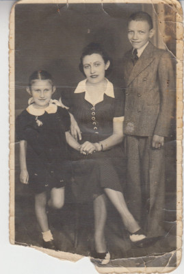 M5 B64 - FOTO - FOTOGRAFIE FOARTE VECHE - mama cu copii - anii 1940 foto