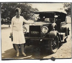 D1315 Femeie automobil epoca numar inmatriculare Bucuresti anii 1920 foto