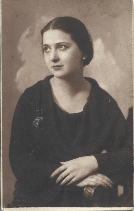 P2389N Femeie, studio Munteanu, C&acirc;mpulung Muscel, perioada interbelică