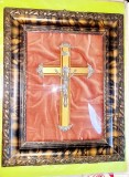 F801-Aplica Crucifix in rama din lemn cu furnir de nuc si sticla bombata.