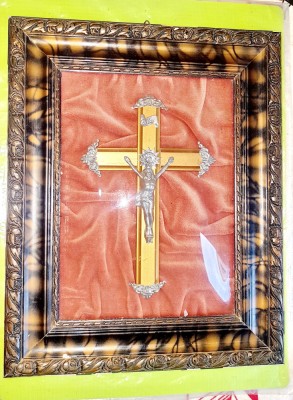 F801-Aplica Crucifix in rama din lemn cu furnir de nuc si sticla bombata. foto