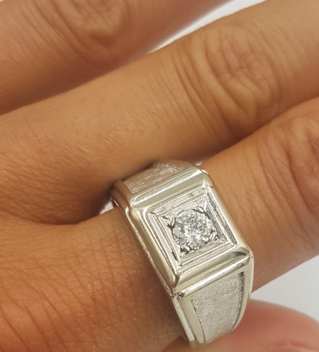 Superb inel barbatesc/unisex din aur alb 14 k si diamant natural 0,32 ct