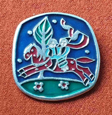 Imagine din povesti - basme insigna frumoasa - dimensiune 4 x 4 cm foto