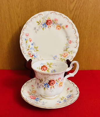 SET DE 3 PIESE DIN PORTELAN ENGLEZESC ROYAL ALBERT- BONE CHINA- &amp;quot;JUBILEE ROSE&amp;quot; foto