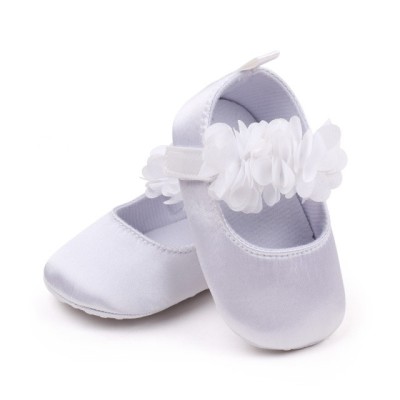 Pantofiori albi satinati cu floricele inserate (Marime Disponibila: 3-6 luni foto