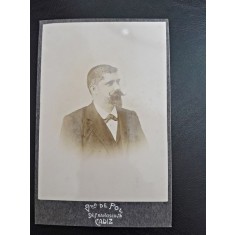 Fotografie pe carton, barbat perioada interbelica